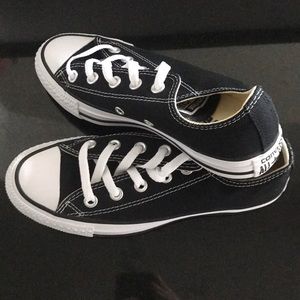 Chuck Taylor low top converse